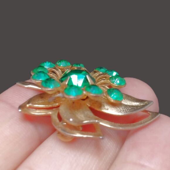 Vintage Emerald Green Brooch Mini Flower Pin Rhinestone Gold Tone Cut Out Leaf - Picture 9 of 12